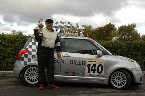 Henrik Sørensen med alle pokalerne for sæsonen 2009.